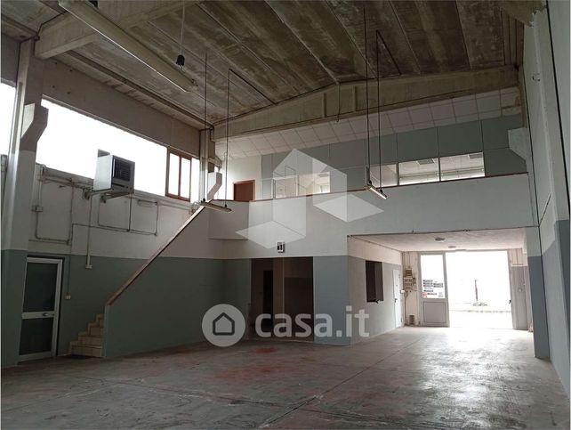 Capannone in commerciale in 