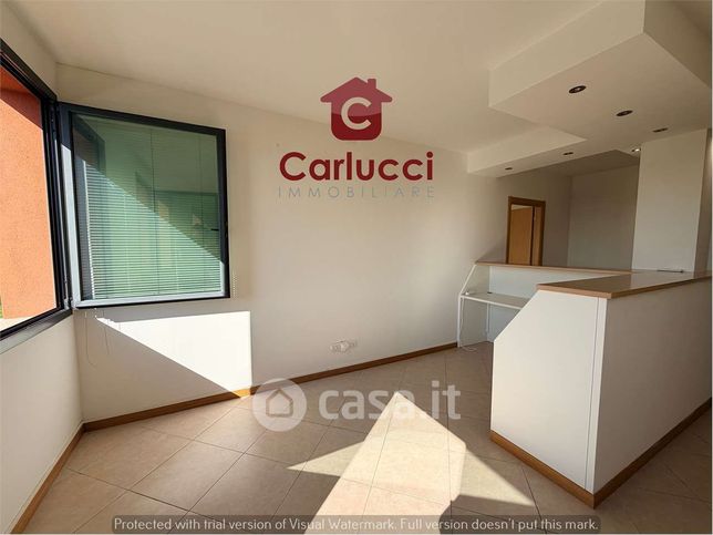 Ufficio in commerciale in Largo la pira 10