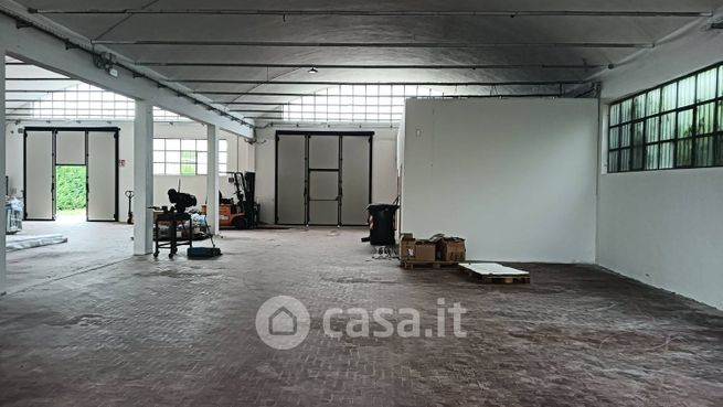 Capannone in commerciale in