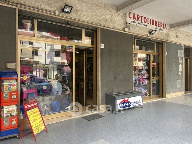 Attività/licenza (con o senza mura) in commerciale in Viale della Democrazia