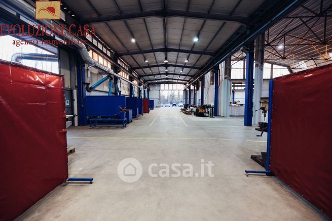 Capannone in commerciale in Via Grado