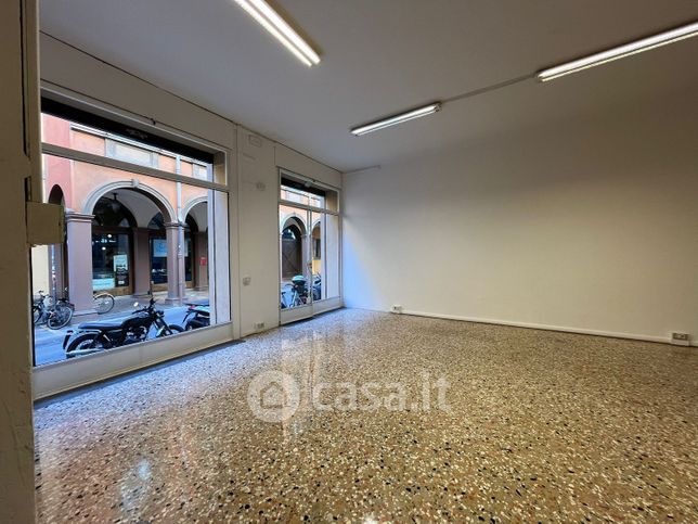 Negozio/locale commerciale in commerciale in Via Alfredo Testoni
