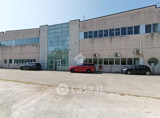 Capannone in commerciale in