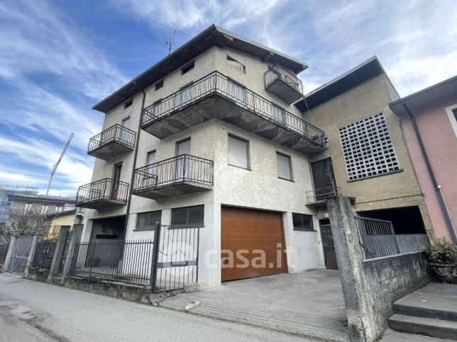 Casa bi/trifamiliare in residenziale in Via dei Castelli 9