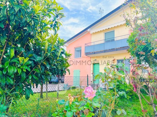 Casa bi/trifamiliare in residenziale in Via Achille Grandi