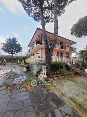 Casa bi/trifamiliare in residenziale in 