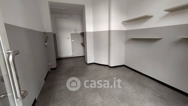 Negozio/locale commerciale in commerciale in Via Napoli 74