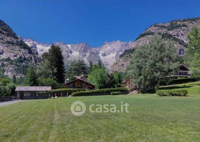 Appartamento in residenziale in Viale Monte Bianco