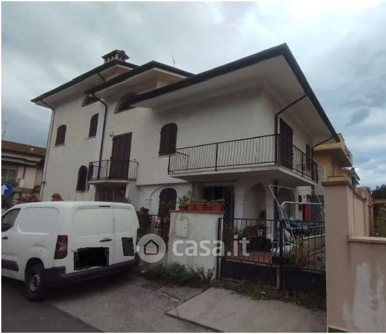 Casa bi/trifamiliare in residenziale in 
