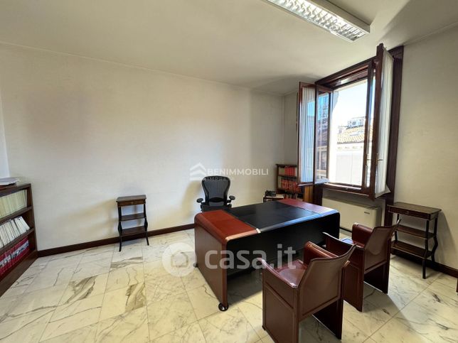 Ufficio in commerciale in 
