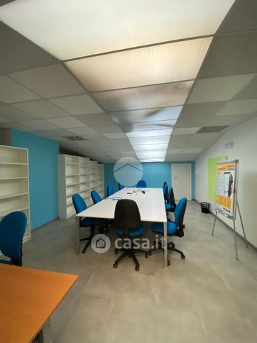 Ufficio in commerciale in Via delle Rose