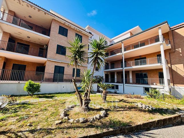 Appartamento in residenziale in Salita dei Pini 11