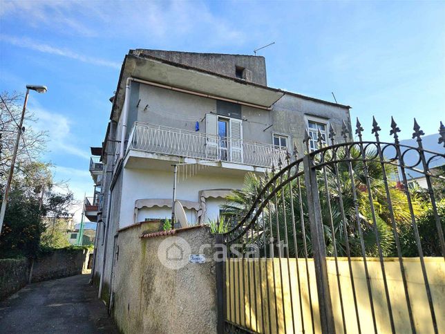 Casa bi/trifamiliare in residenziale in Via Pareti 126