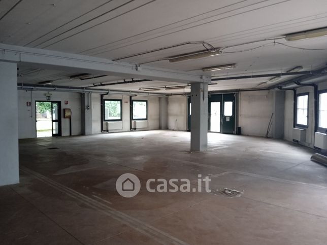 Capannone in commerciale in Via Quartiere Piave 47