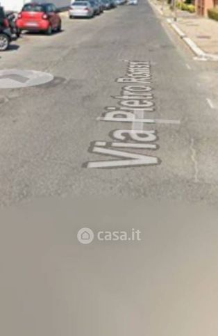 Box/posto auto in residenziale in Via Pietro Romani