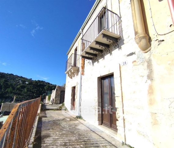 Casa indipendente in residenziale in Salita Castello 18