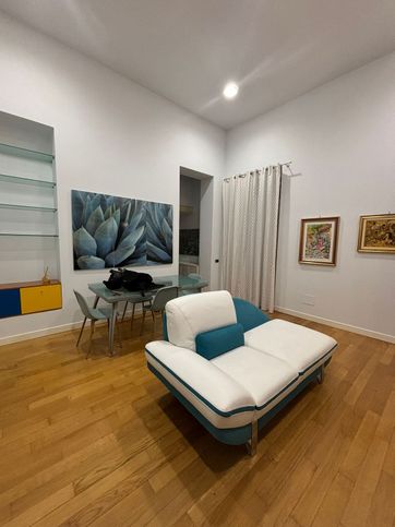 Appartamento in residenziale in Via Giordano Luca 4