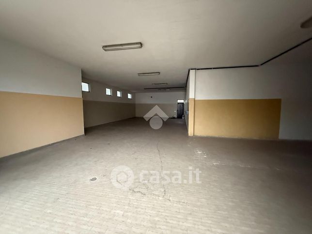 Capannone in commerciale in Via XXV Aprile 17