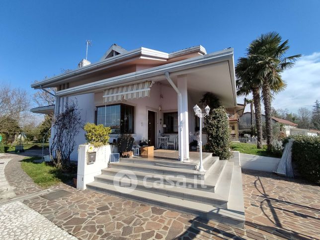 Villa in residenziale in Via Bando 33