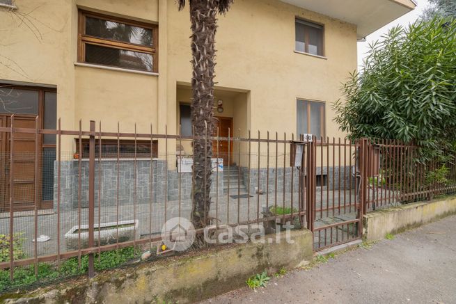 Casa bi/trifamiliare in residenziale in 
