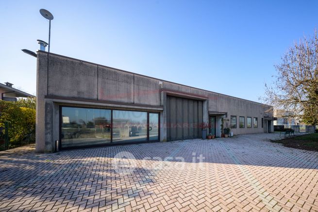 Capannone in commerciale in Via Isonzo