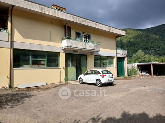 Capannone in commerciale in Via della Costa 9