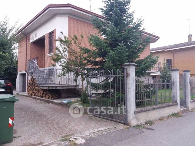 Villa in residenziale in Via Crevenzolo