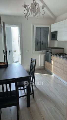 Casa bi/trifamiliare in residenziale in 