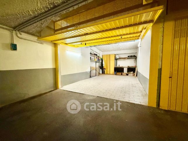 Box/posto auto in residenziale in Via Francesco Dassori 171