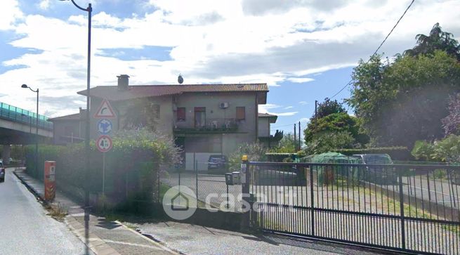 Capannone in commerciale in Via Bassanese 25