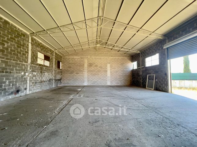 Capannone in commerciale in Via Popoli