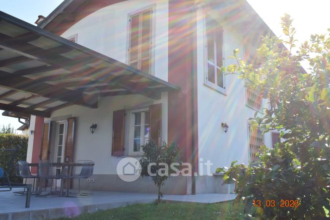 Casa bi/trifamiliare in residenziale in 