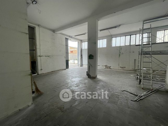 Capannone in commerciale in 