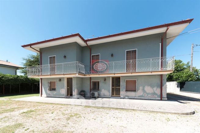 Casa indipendente in residenziale in 
