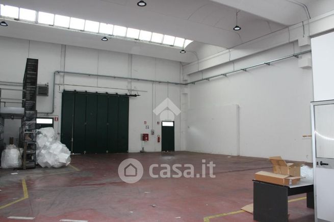 Capannone in commerciale in 