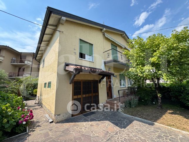 Casa bi/trifamiliare in residenziale in Via Giosuè Carducci 34