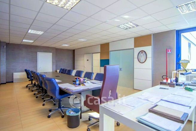 Ufficio in commerciale in Via Lisbona