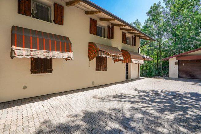 Casa bi/trifamiliare in residenziale in