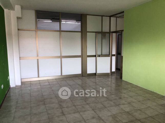 Capannone in commerciale in