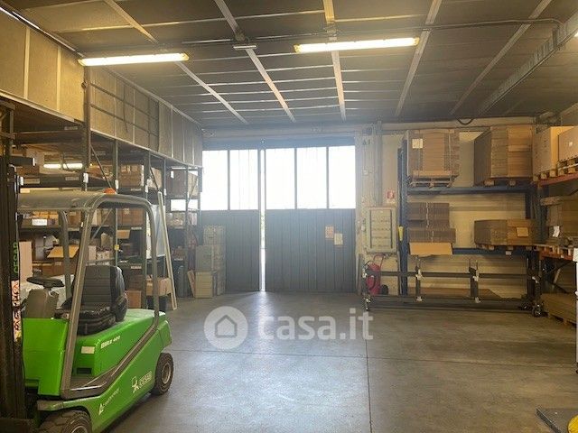 Capannone in commerciale in 