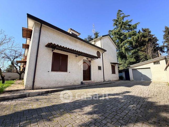 Villa in residenziale in Viale Europa 34