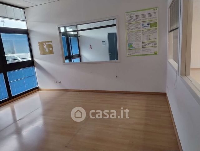 Ufficio in commerciale in Viale Ovidio