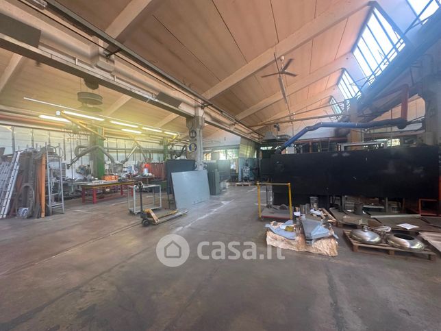 Capannone in commerciale in Via Lame