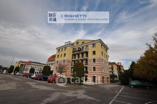 Box/posto auto in residenziale in Strada Senza Nome
