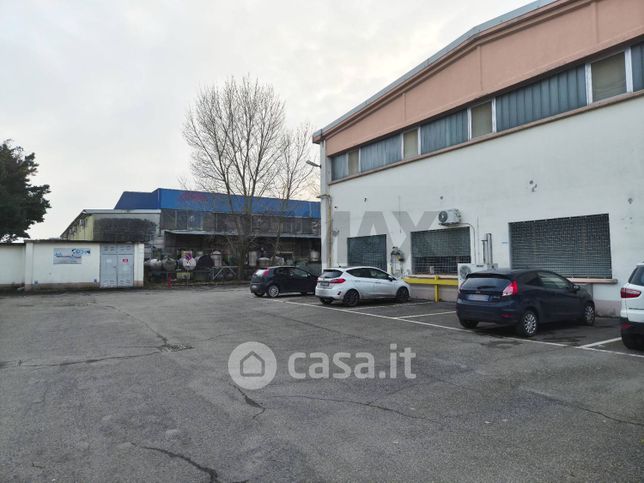 Capannone in commerciale in Via Fratelli Canvelli 23