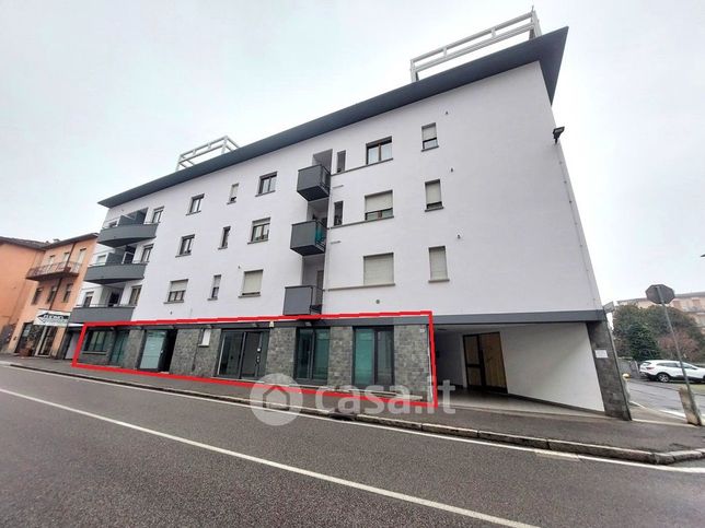 Negozio/locale commerciale in commerciale in Via G. Reich 45