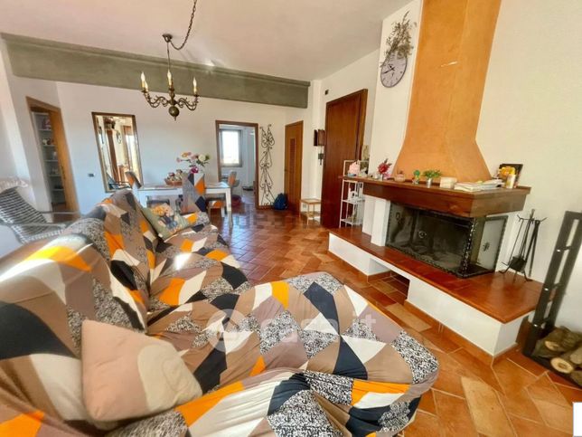 Attico/mansarda in residenziale in Via la Comune di Parigi 40