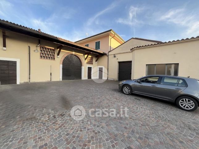 Capannone in commerciale in Via Manica 8
