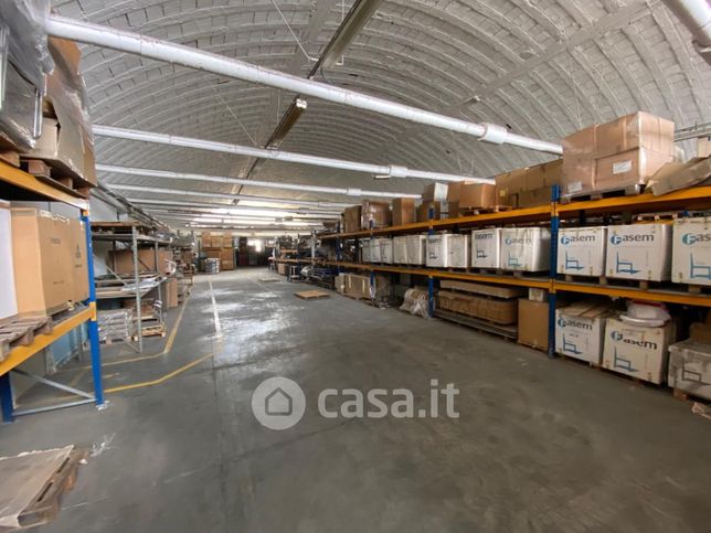Capannone in commerciale in