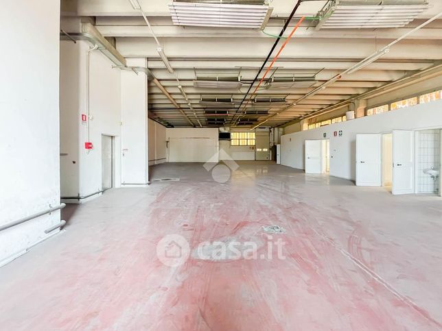 Capannone in commerciale in Via Montanara 1